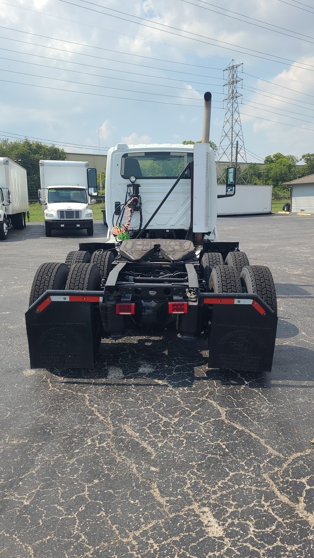 2019 International LT - image 14