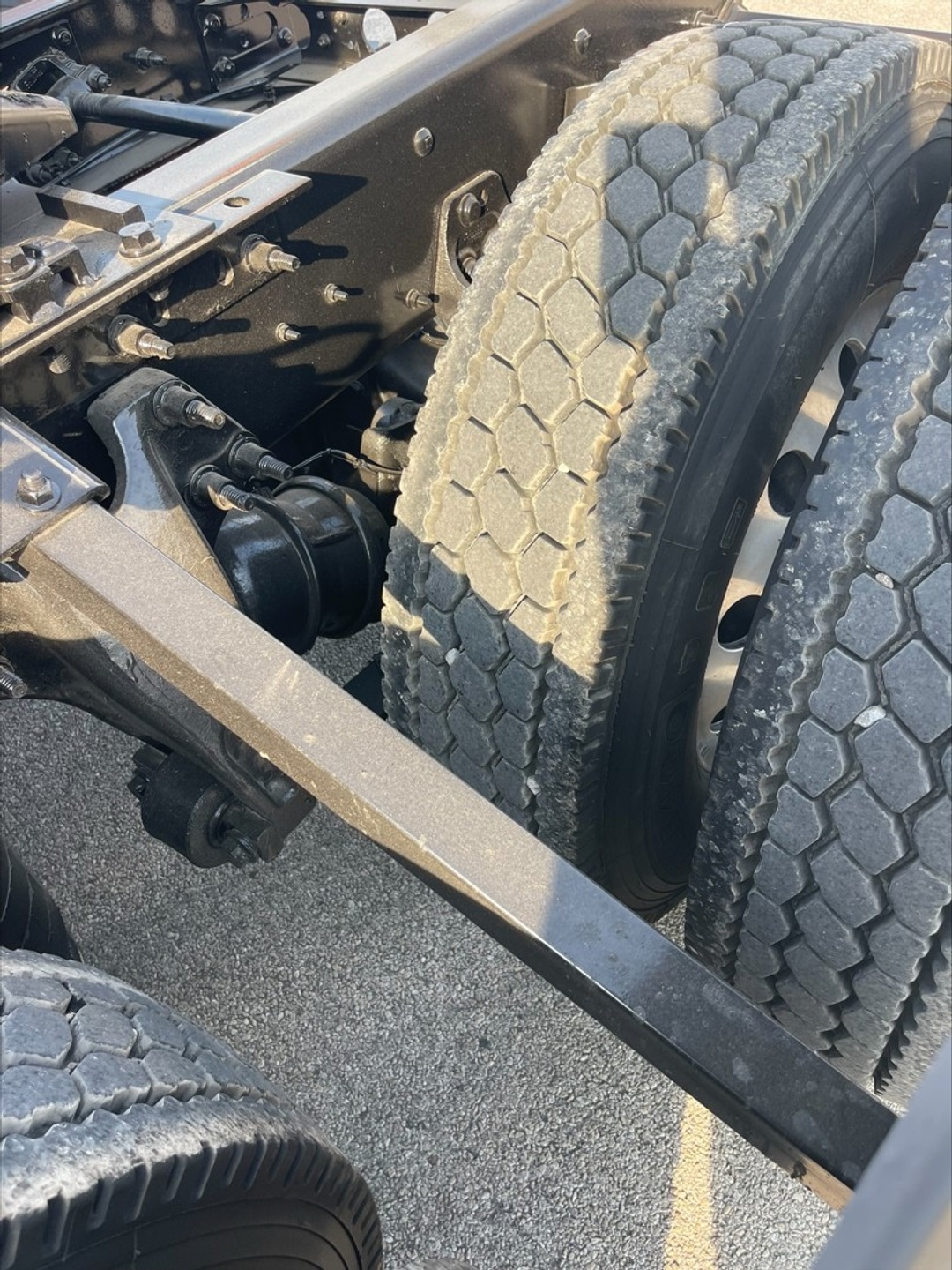 2022 International LT - image 9