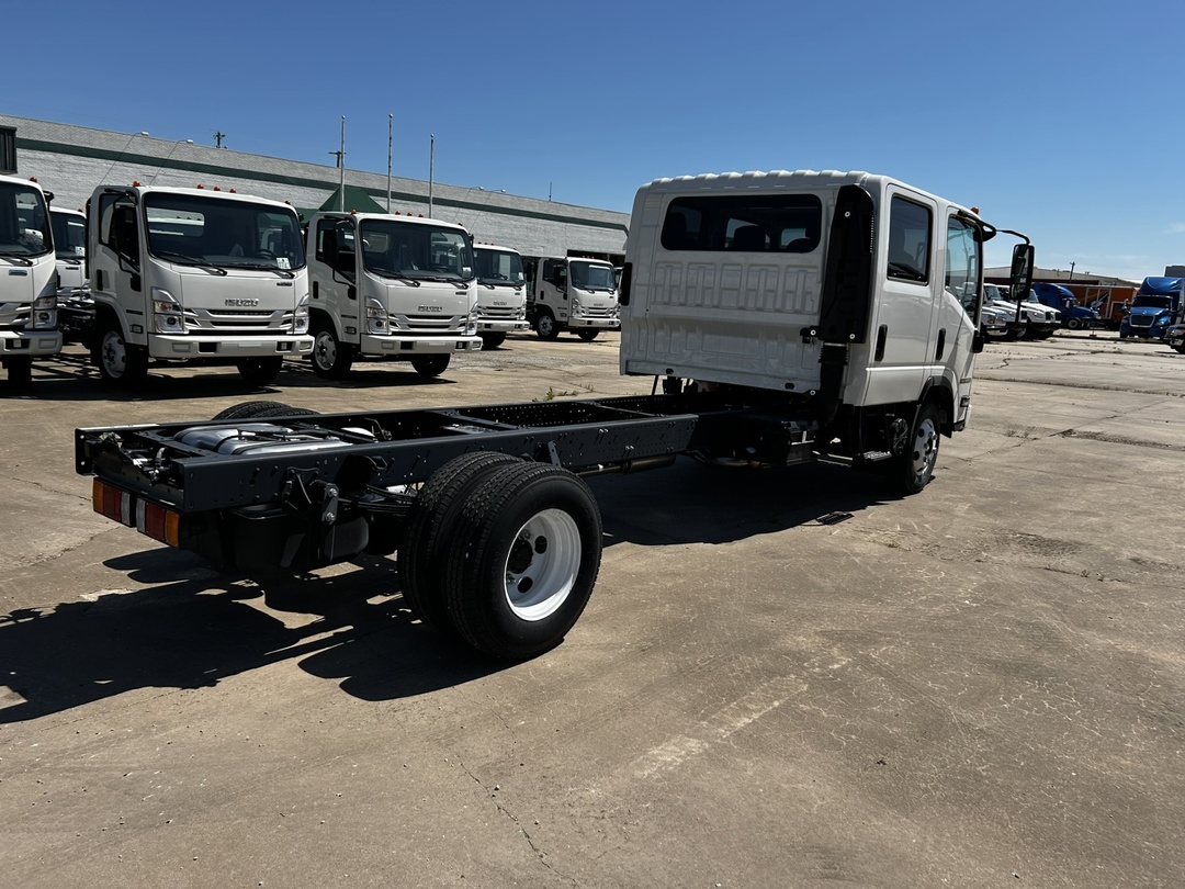 2024 Isuzu NPR - image 4