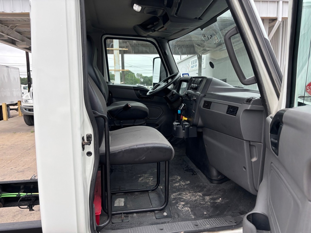 2022 International MV - image 2