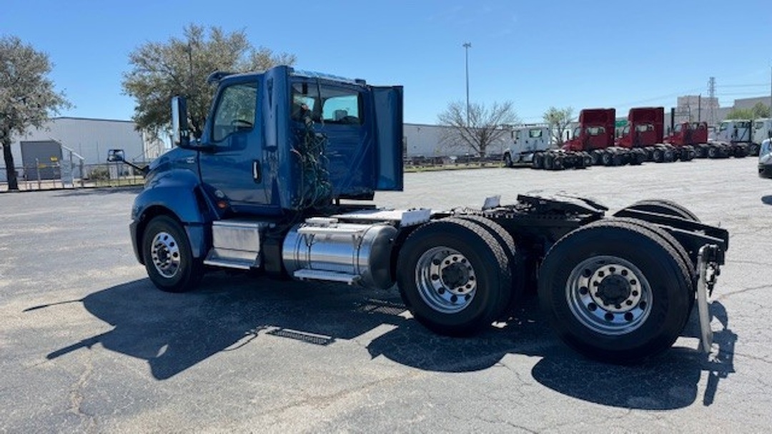 2018 International LT - image 6