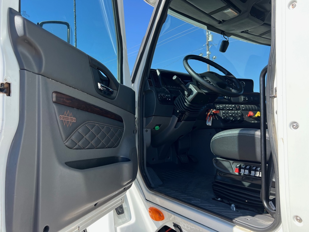 2025 International LT - image 12