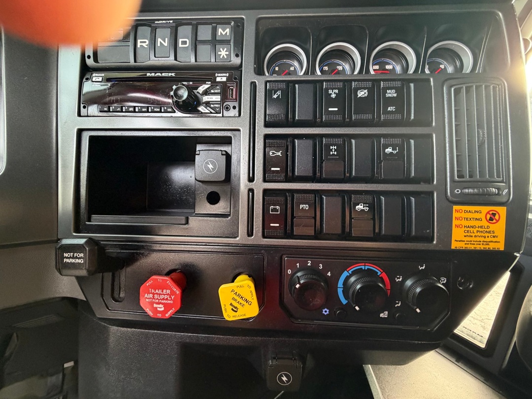 2020 Mack Anthem - image 11