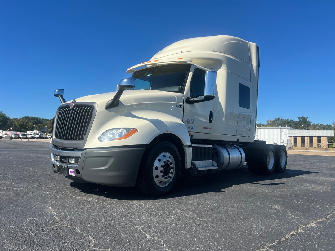 2022 International LT - image 7