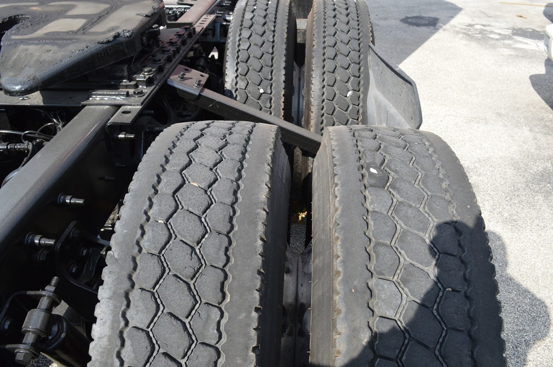 2022 International LT - image 6