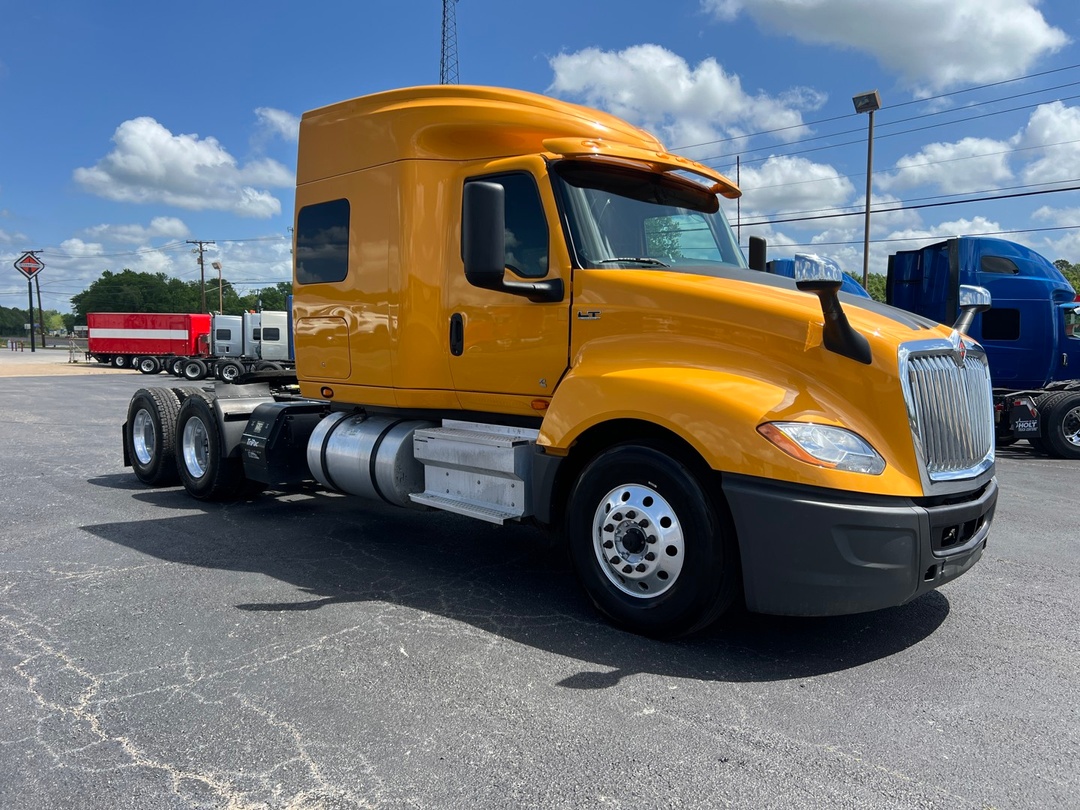 2022 International LT - image 3