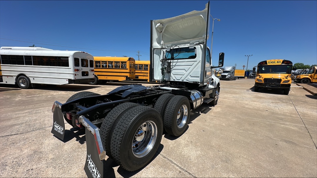 2019 International LT - image 7