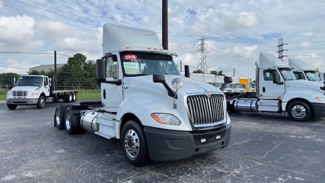 2018 International LT - image 2