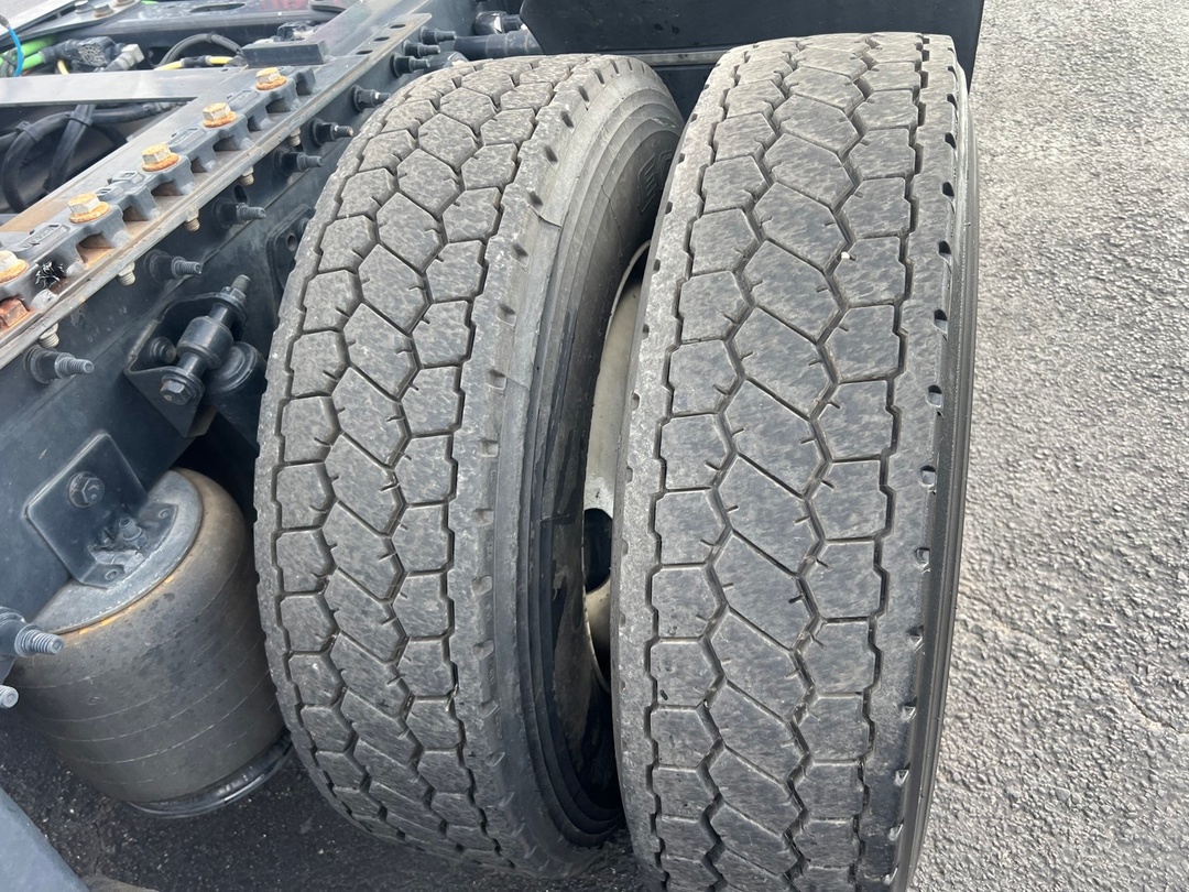 2022 International LT - image 7