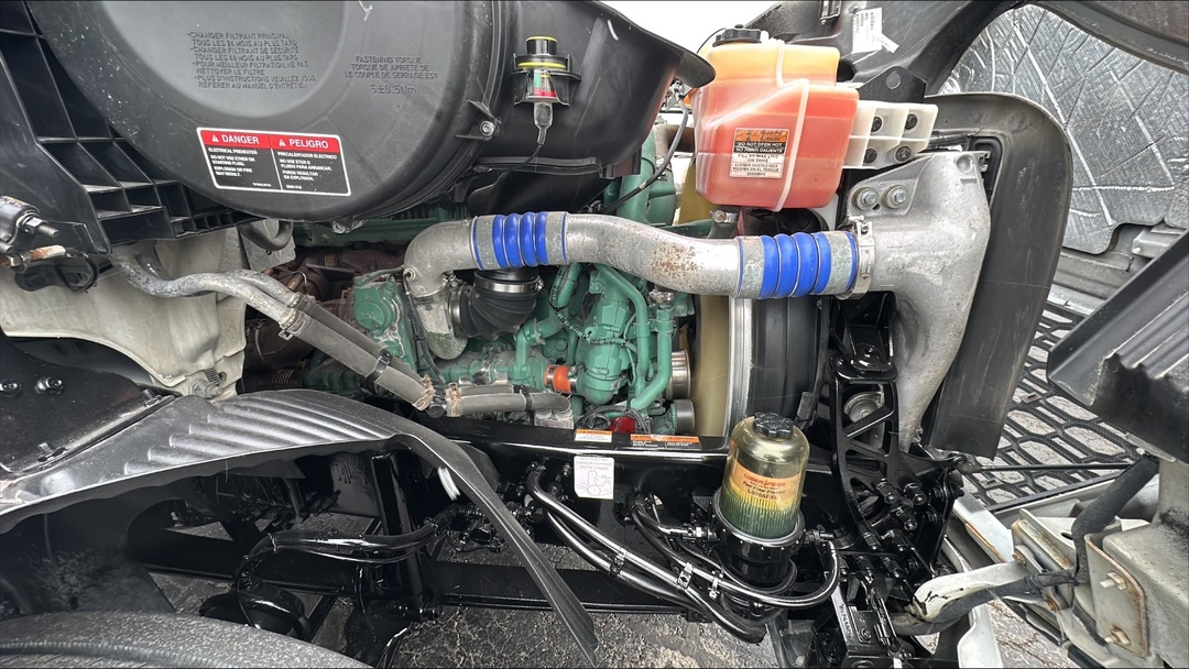 2019 Volvo VNL 860 - image 10