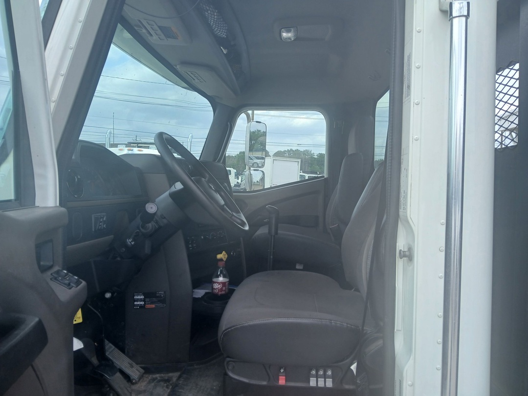 2021 International HX - image 2