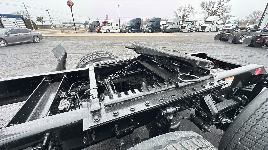 2019 Volvo VNL 860 - image 9