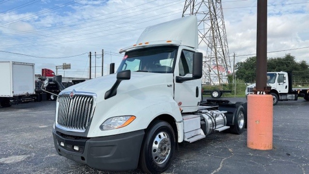 2018 International LT - image 7