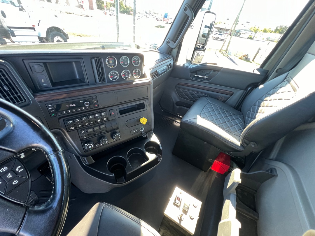 2024 International HX - image 34