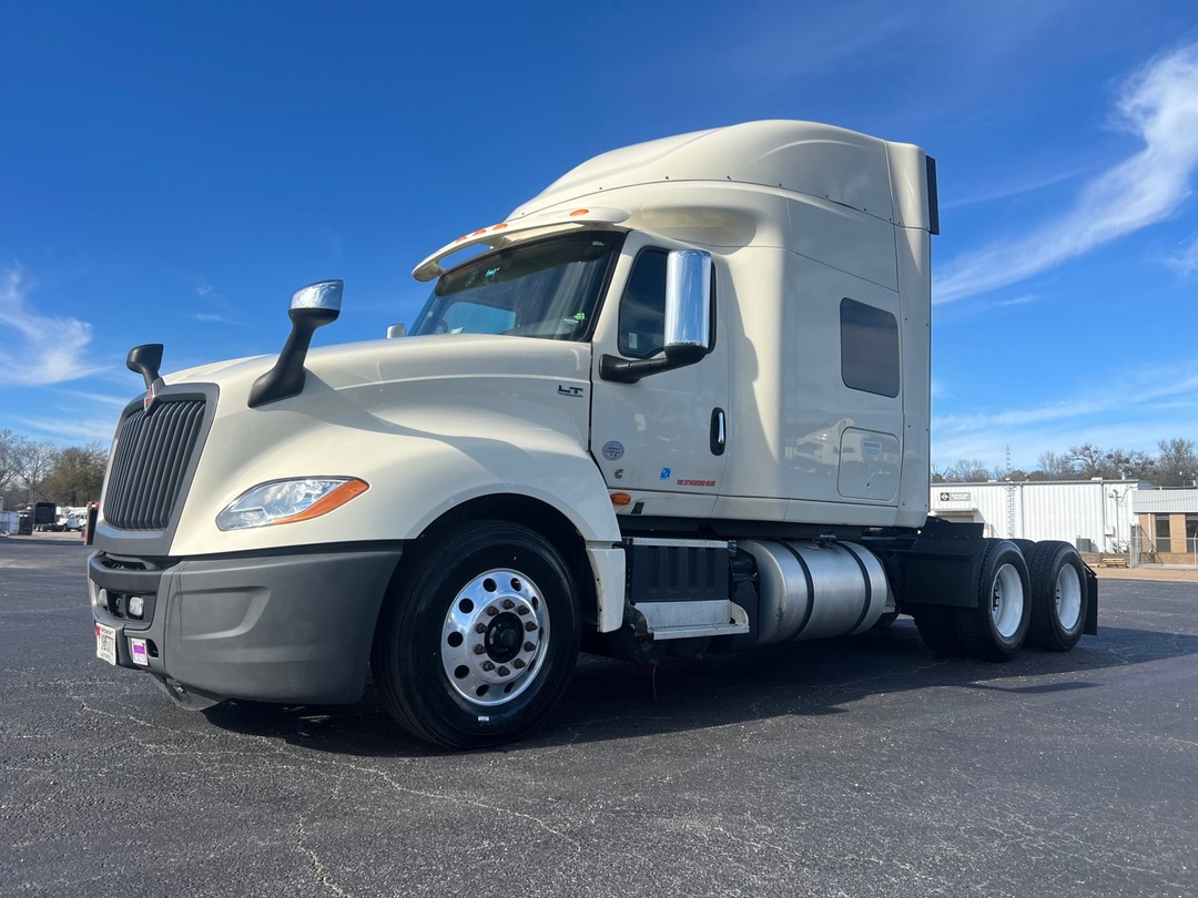 2022 International LT - image 4