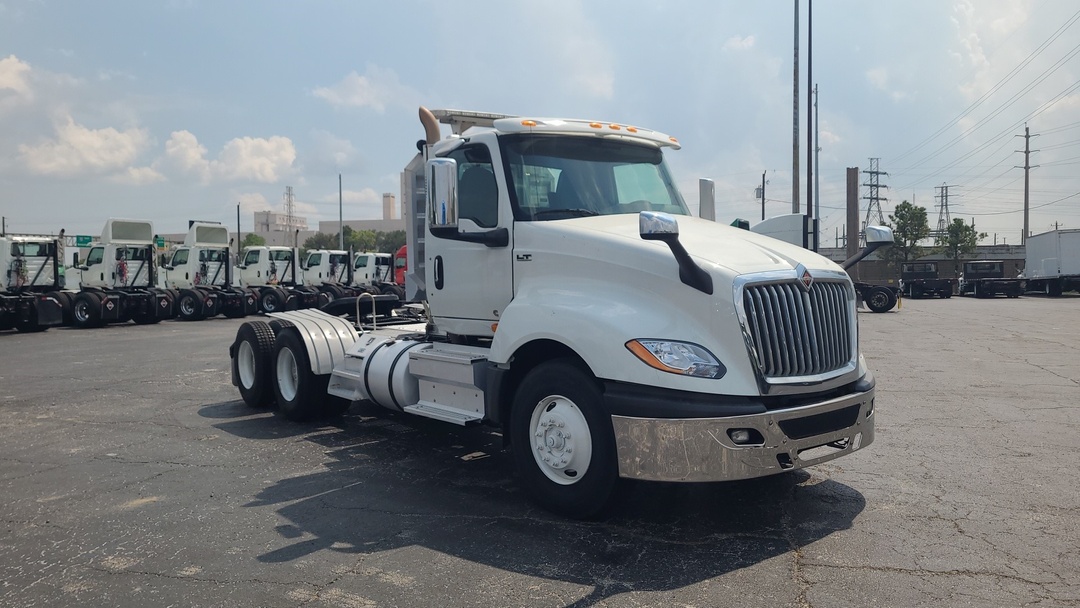 2018 International LT - image 2
