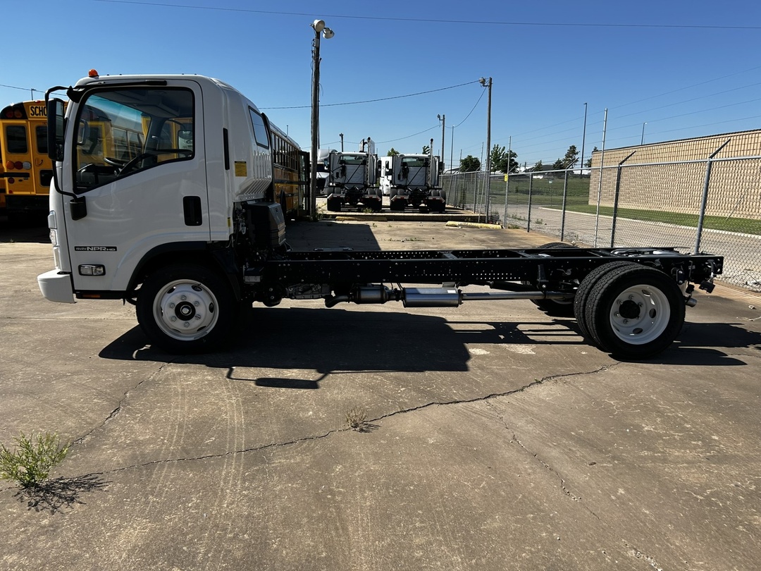 2025 Isuzu NPR - image 6