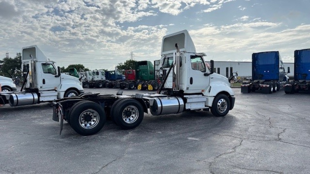 2018 International LT - image 6