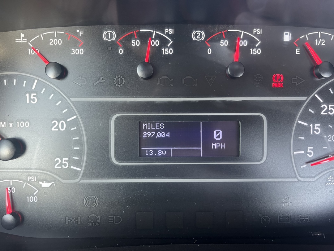 2019 International LT - image 5