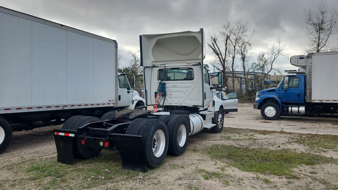 2018 International LT - image 3