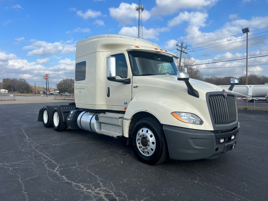 2022 International LT - image 7