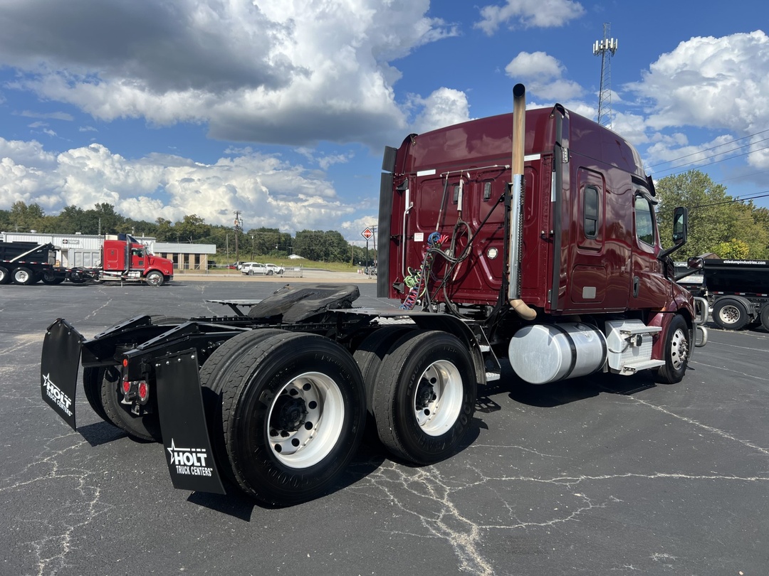 2020 Freightliner Cascadia - image 3