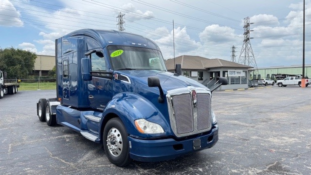 2019 Kenworth T680 - image 1