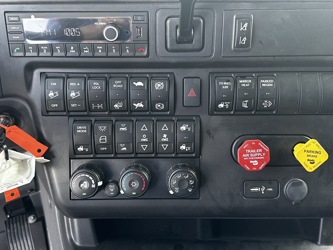 2025 International LT - image 4