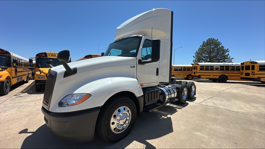 2019 International LT - image 3