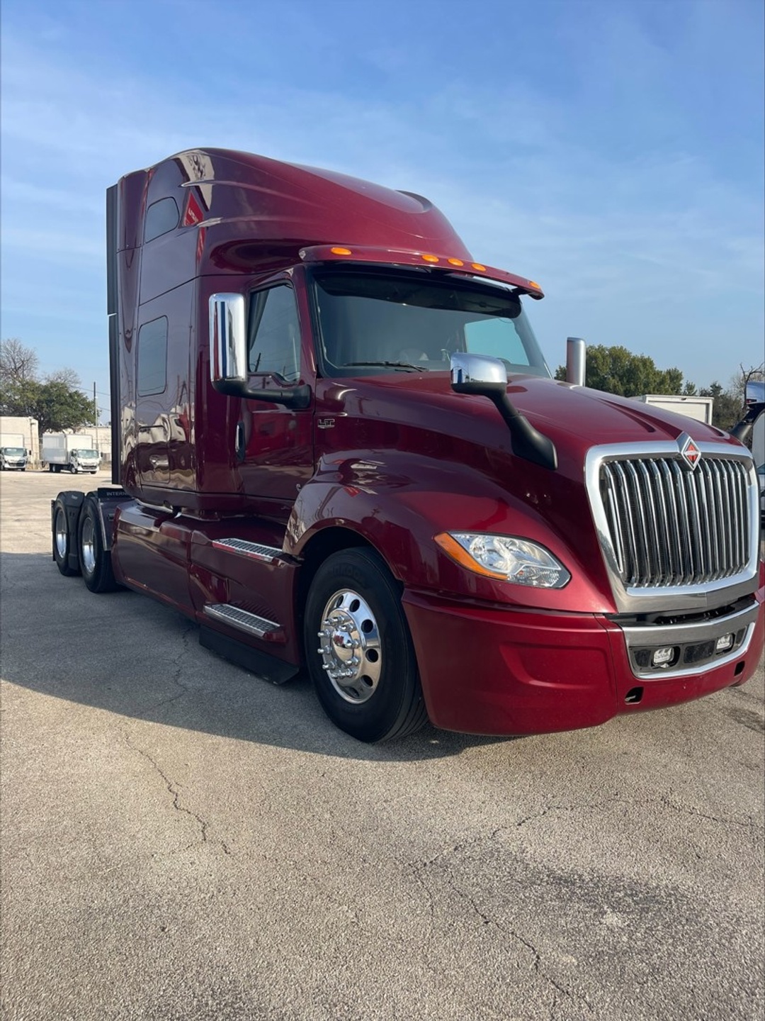 2022 International LT - image 2