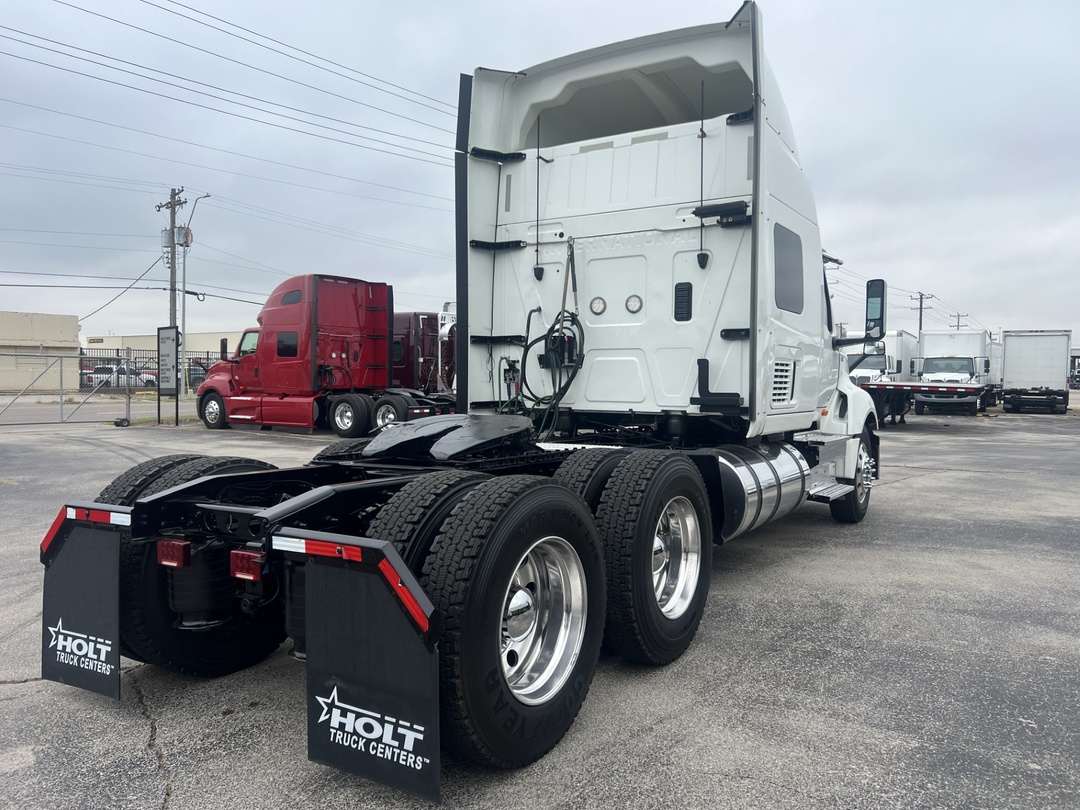 2021 International LT - image 3