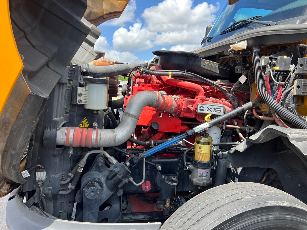 2022 International LT - image 13