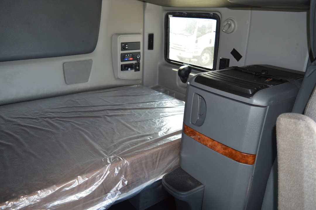 2022 International LT - image 15