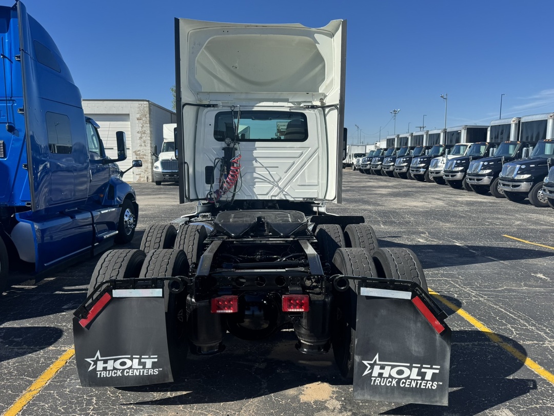 2020 International LT - image 8