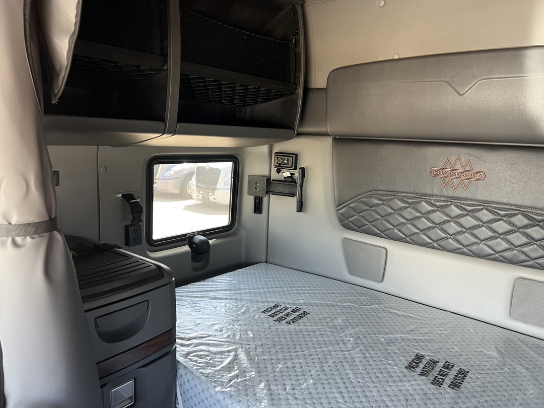 2025 International LT - image 11