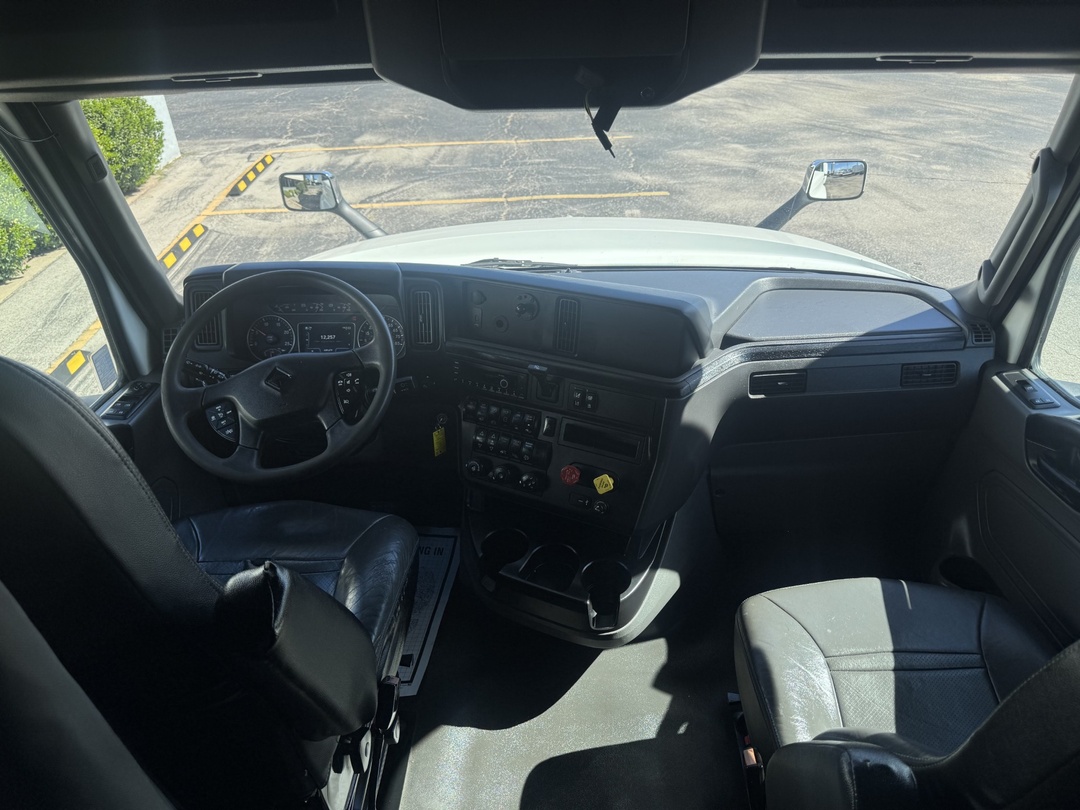 2021 International LT - image 6