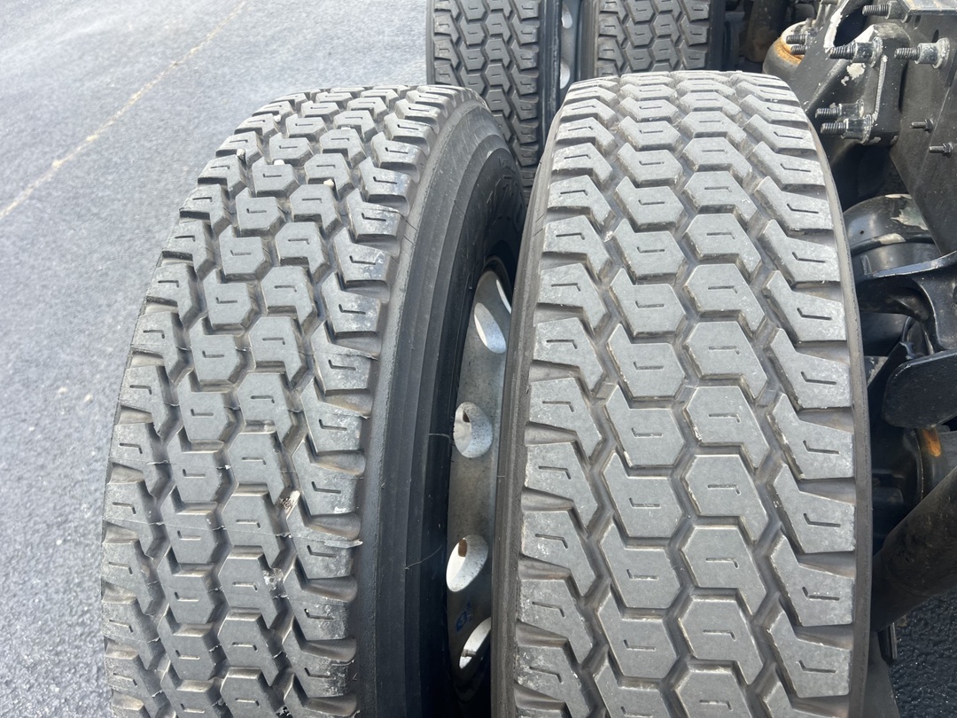 2020 International LT - image 7