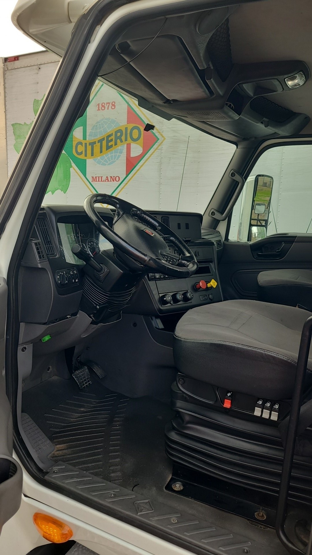 2019 International LT - image 6