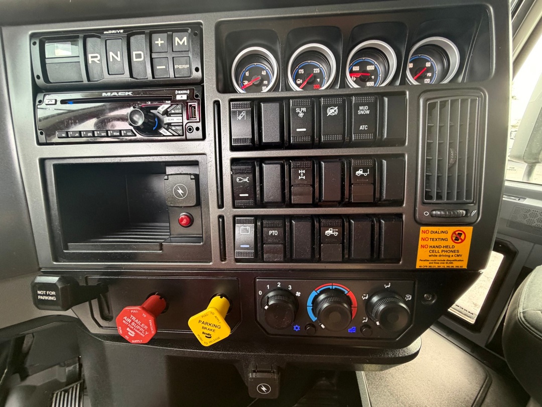 2020 Mack Anthem - image 13