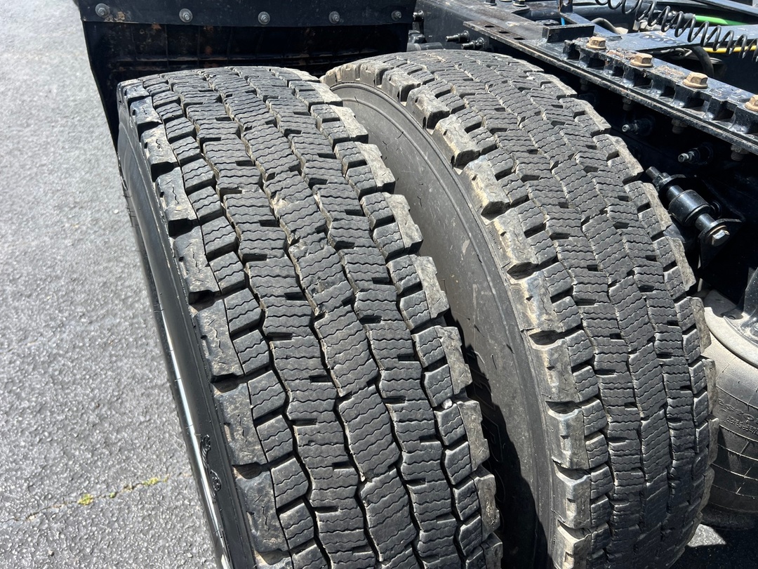 2022 International LT - image 10