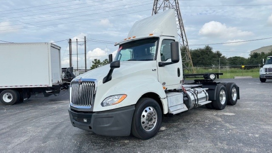 2018 International LT - image 9