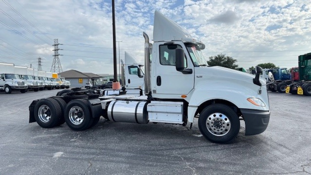 2018 International LT - image 1