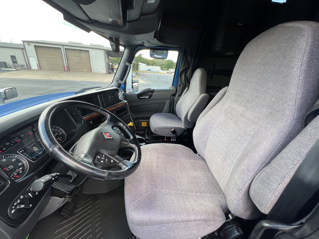 2020 International LT - image 9