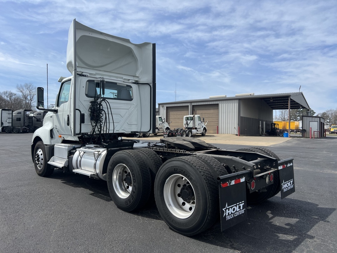 2020 International LT - image 4