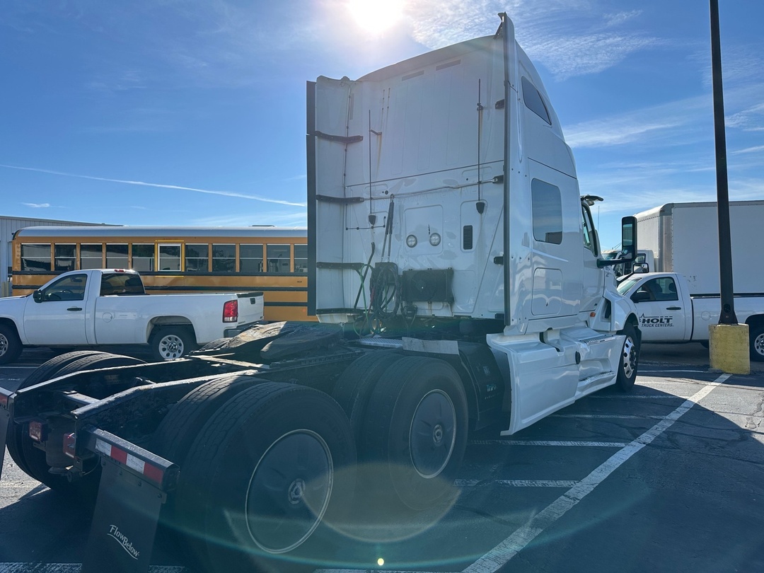 2019 International LT - image 12