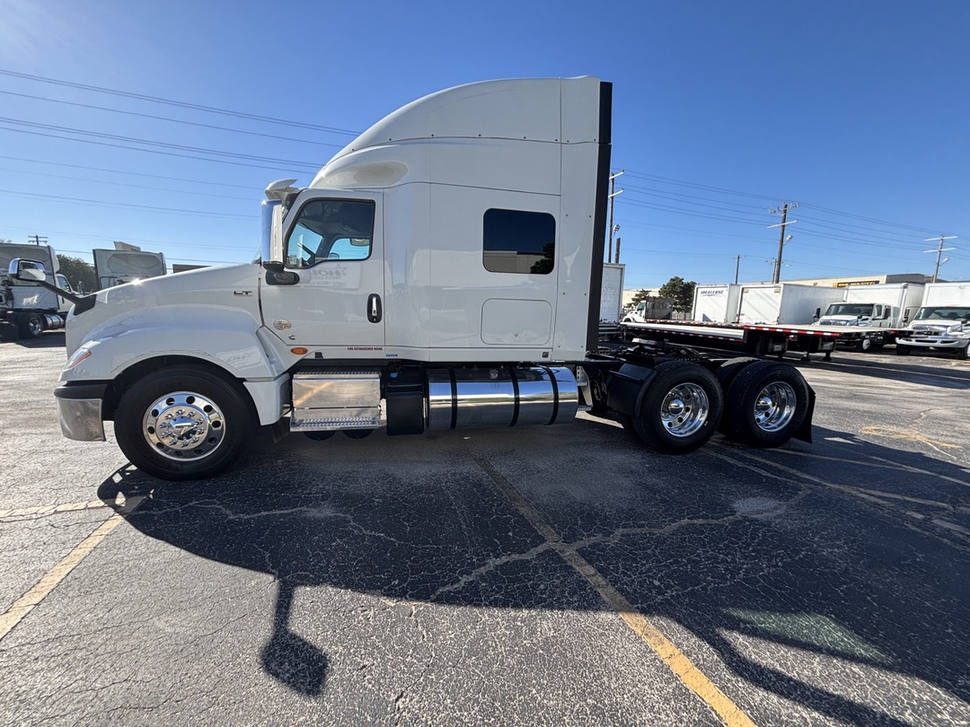 2021 International LT - image 6