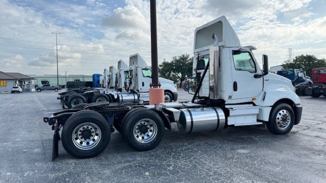 2018 International LT - image 4