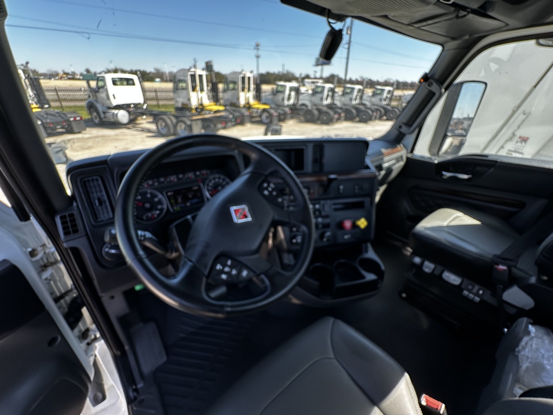 2025 International LT - image 3