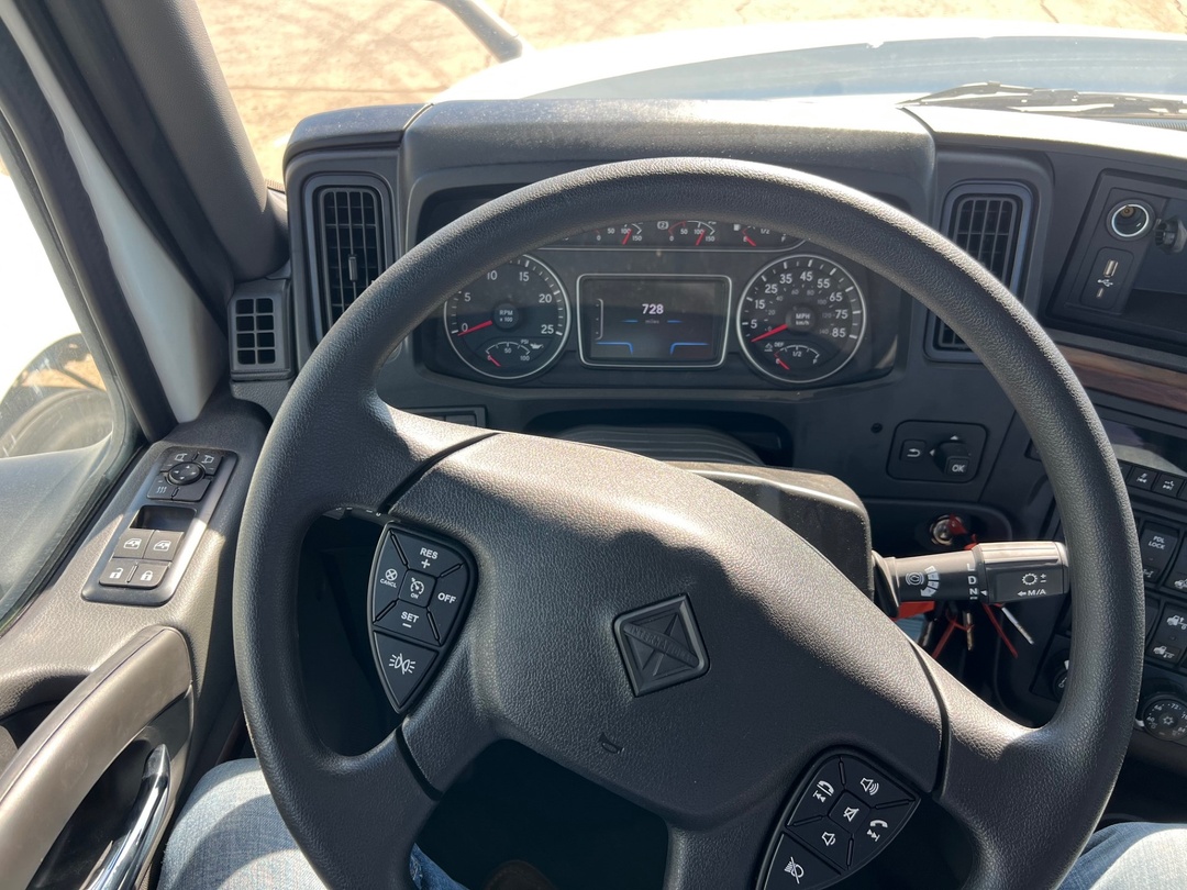 2025 International LT - image 15