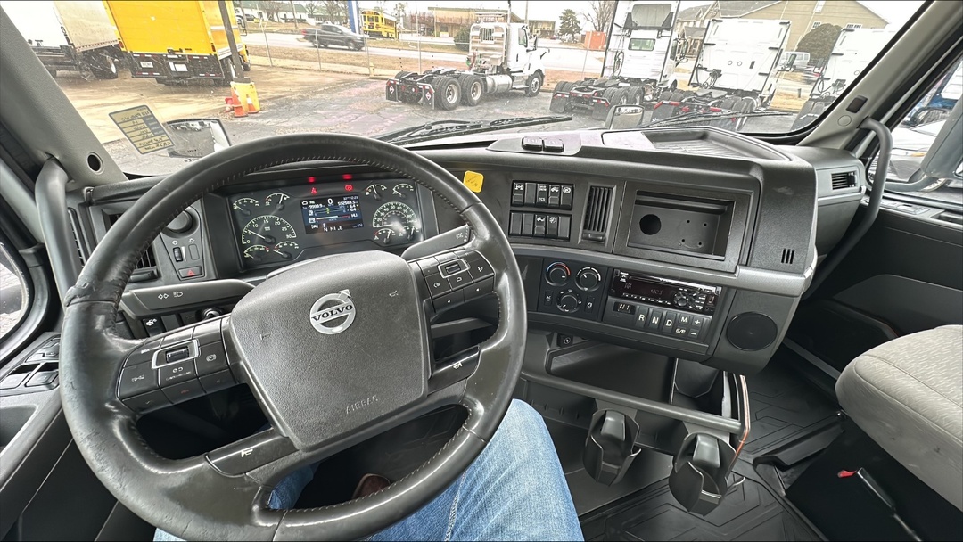 2019 Volvo VNL 860 - image 9